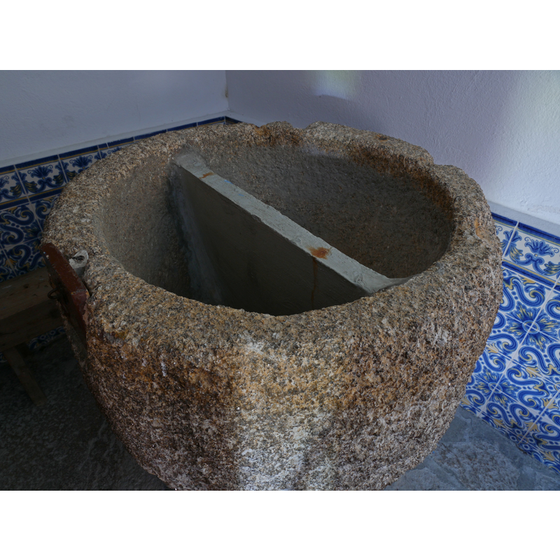 Shows the internal division of the inner well, a later modification -- the odd 'bump' on the side of the otherwise round basin that is visible here is a trompe-l'oeil shadow created by the angled light.