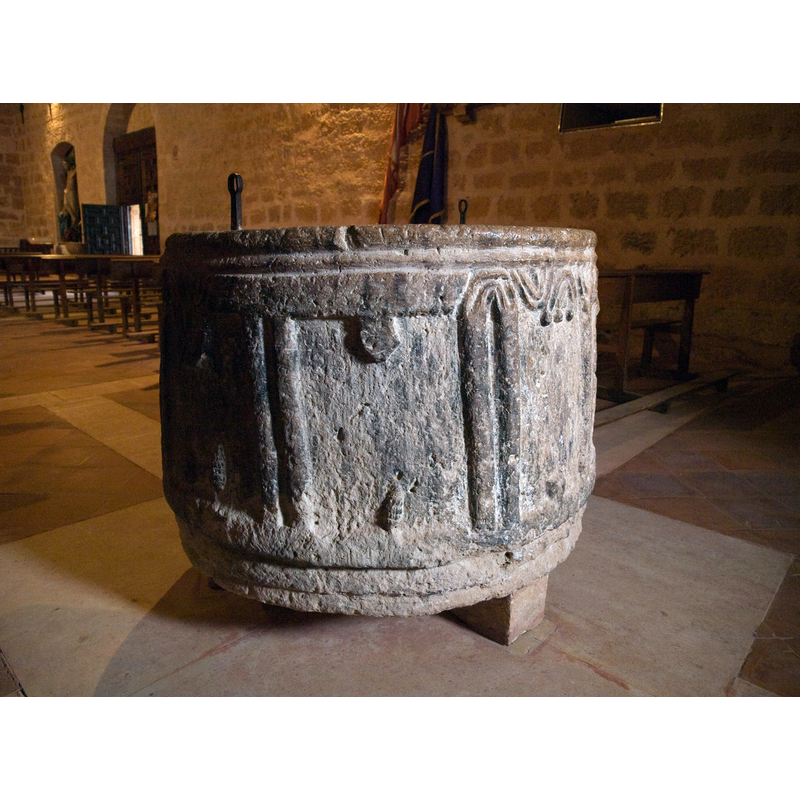 fruit-like motif at the bottom, much klike the other two in the arch to the left; what is at the top?