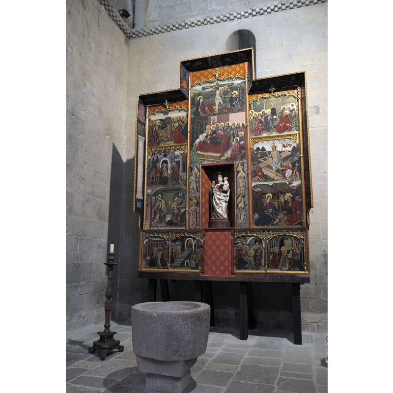 the old font in the context of the Gothic retable -- Source caption: "Pfarrkirche und ehemalige Klosterkirche Santa María in Santa Cruz de la Serós in der Provinz Huesca (Aragón/Spanien), Retabel von 1490 mit Alabasterfigur Madonna mit Kind aus dem 15. Jahrhundert."