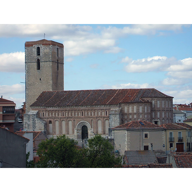 the main portal is at the west end -- Source caption: "Vista de la iglesia de San Andrés desde la plaza de San Gil".