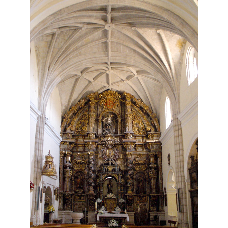 showing the altar, the retable, and a baptismal font to the north of the altar