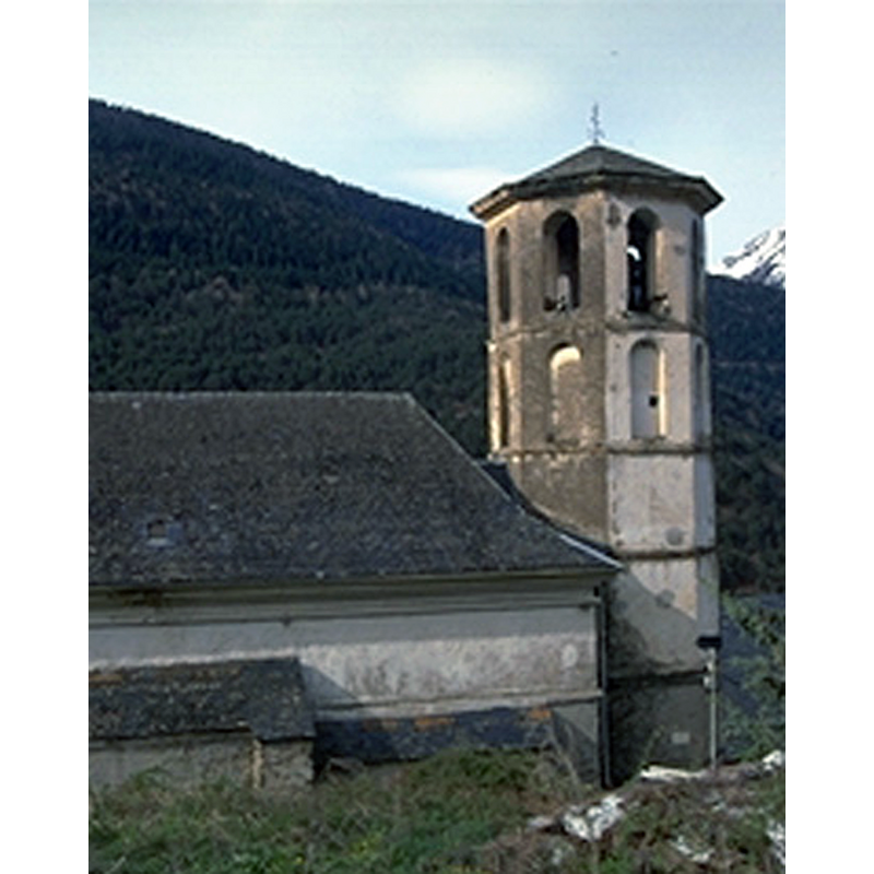 Source caption: "Es una construcción gótica de transición del siglo XIV, con reformas posteriores. El campanario es de torre octagonal con cubierta casi llana, único ejemplar en todo el Valle de Aran. Tiene una sola nave y bóveda de arista con cuatro capillas laterales añadidas posteriormente que desfiguran la antigua obra. Conserva una pila baptismal románica del siglo XII y una cruz procesional gótica de argent."