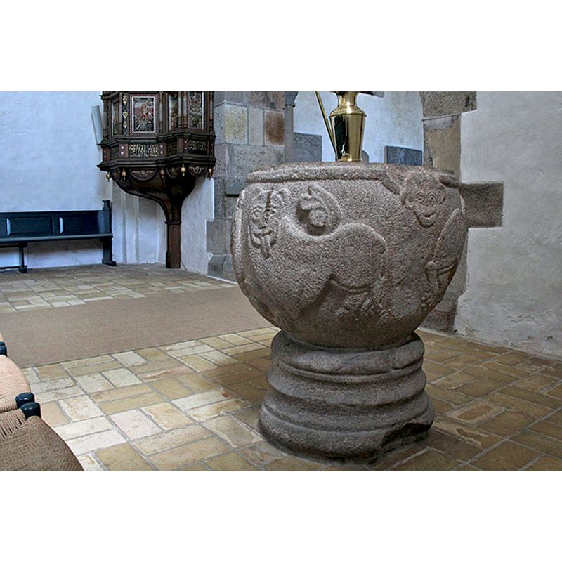 a floating head between the runps of the lions -- notice the damage to rim above