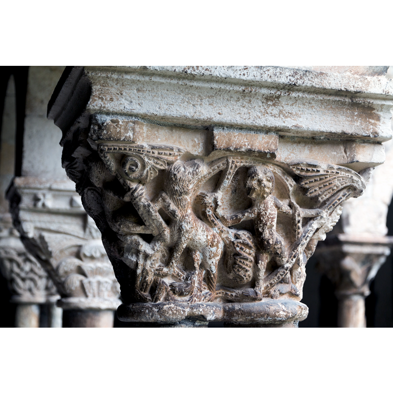 Source caption: "Cloître de la cathédrale Saint Lizier-Chapiteau (Bêtes sauvages)"