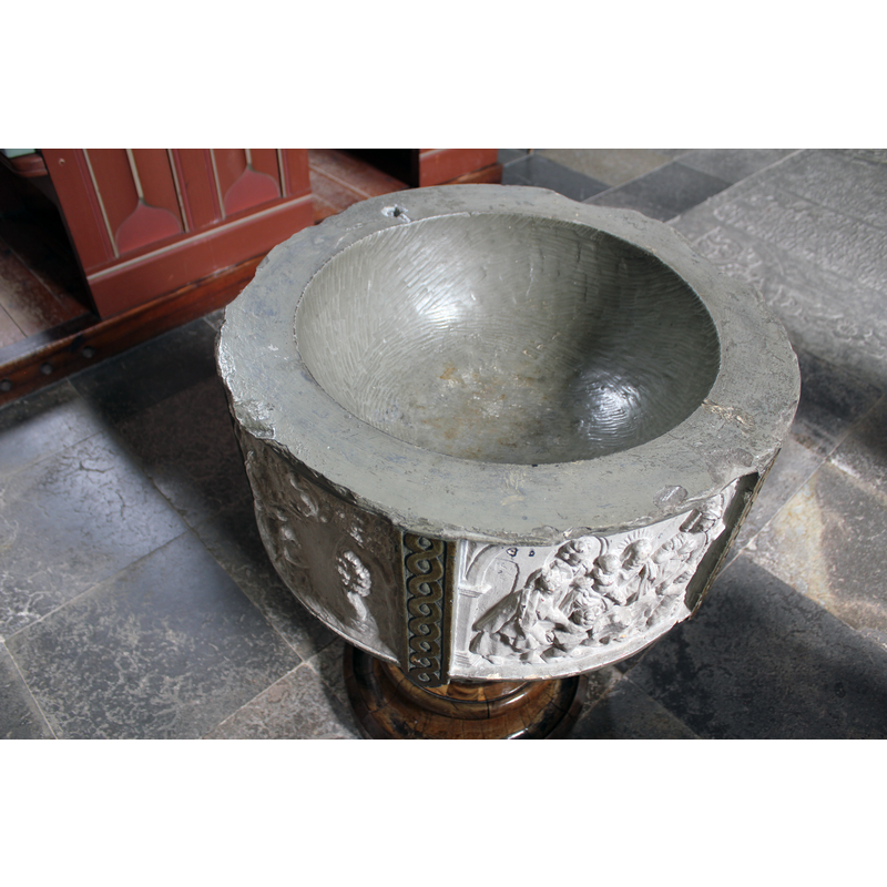 no drain, and the surface is painted over, but the chisel work can still be discerned on the inside well sides