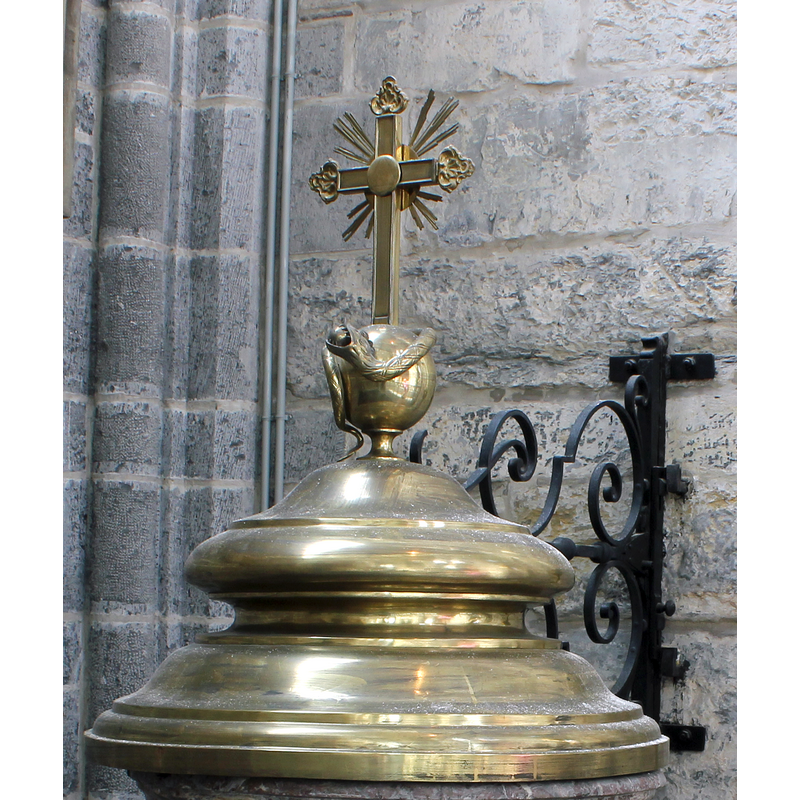 the metal wall-mounted crane is partially visible on the left; the crane allows the sideways movement of the font cover