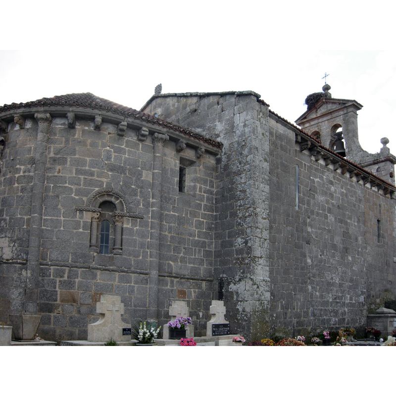 Source caption: "Iglesia de San Salvador de Asma. Planta rectangular de nave única y cabecera semicircular. La nave ha sufrido diversas alteraciones, a pesar de las cuales todavía conserva parte de los muros laterales y en ellos las ventanas románicas bajo arco de medio punto con el consabido derrame hacia el interior."