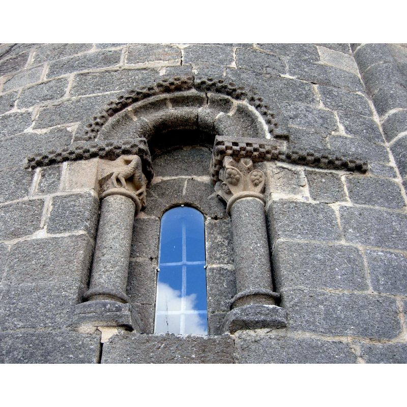 Source caption: "Ventana en el extremo nordeste del ábside."