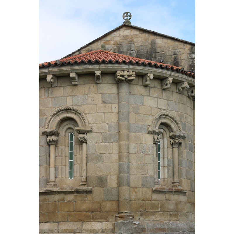 Source caption: "Rundbogenfenster der Apsis"