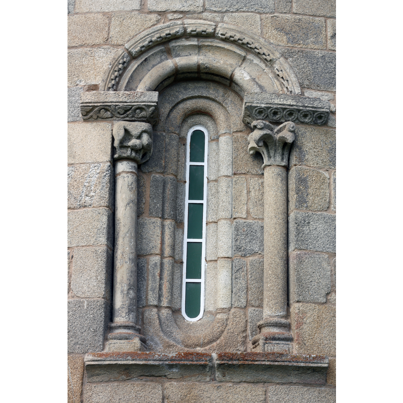 Source caption: "Rundbogenfenster der Apsis".