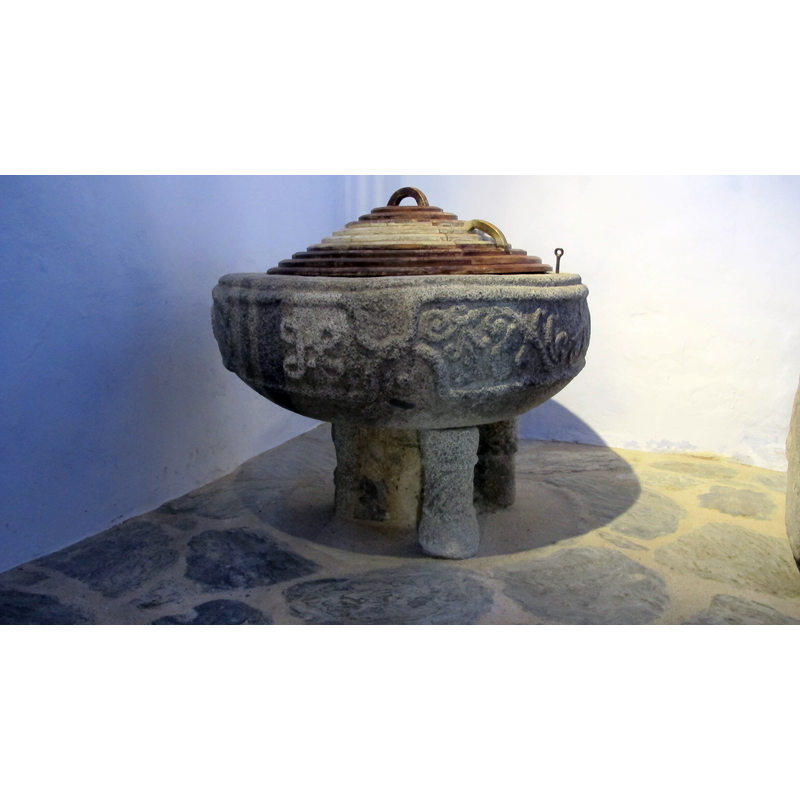 seen here, passant to the left, on the right side of the basin; is that an schematic human figure in front of it?