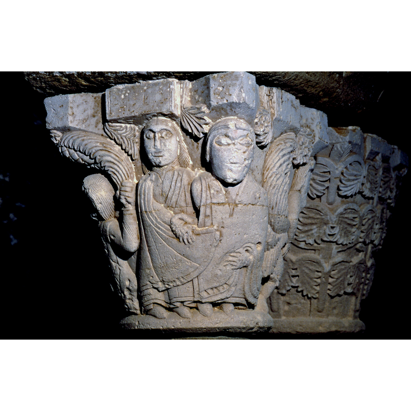 inner capital on the west side; married couple; the man on the right holds the wrist of the woman on the left; on the adjacent face to the left two figures blowing horns with an owl (?) between them