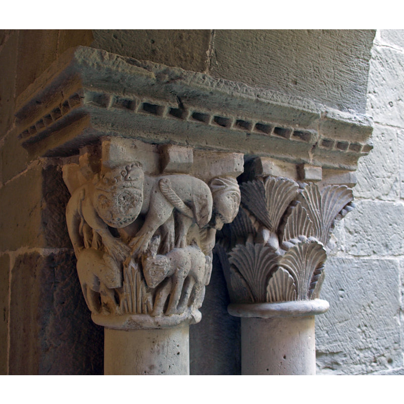 a bicorporate animal on the upper part of the left capital here