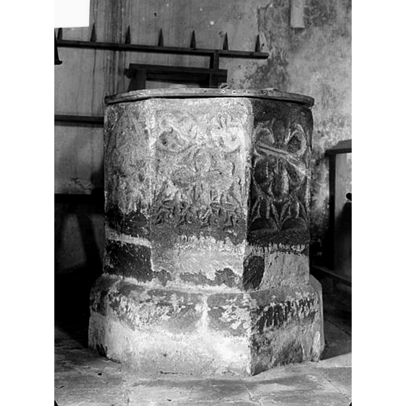Fontenailles Saint-Pierre ca. 1919; the font and cover as it appeared before the destruction of this church in 1944