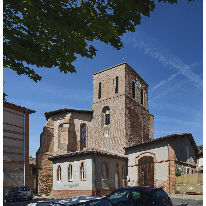 Source caption: "Fronton, Haute-Garonne, France. L'église; l'abside et le clocher. Le clocher est une ancienne tour du "château" des Hospitaliers de Saint-Jean de Jérusalem du XIIe Siècle."