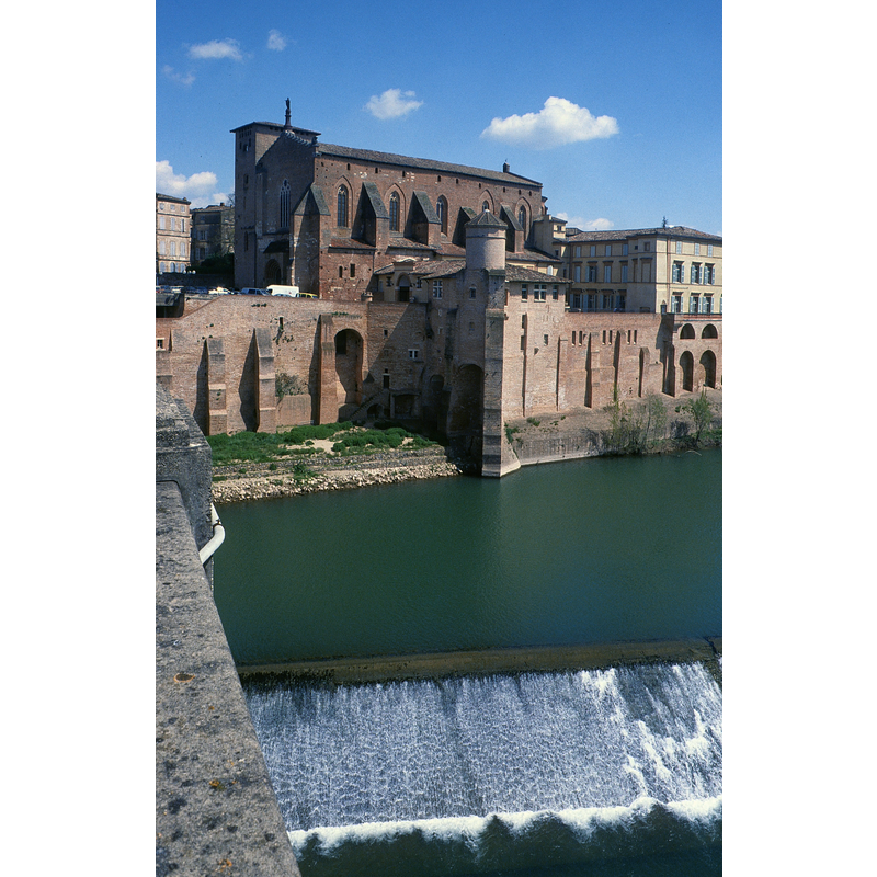 Source caption: "L'abbaye bénédictine de Gaillac a été fondée en 972 dans le département du Tarn. L'église abbatiale est aujourd'hui l'église Saint-Michel."