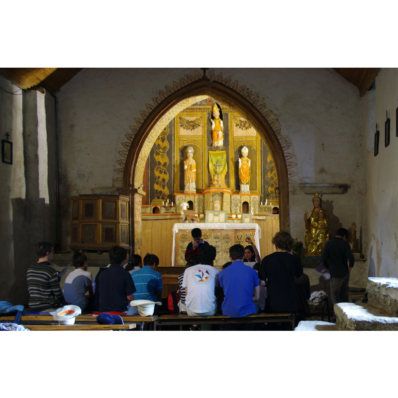 Source caption: "Les Petits Chanteurs de Passy font les répétitions dans la chapelle Saint-Pé de la Moraine (ou chapelle de Saint-Tritous) au lieu-dit Saint-Tritous, Garin, Haute-Garonne, France."