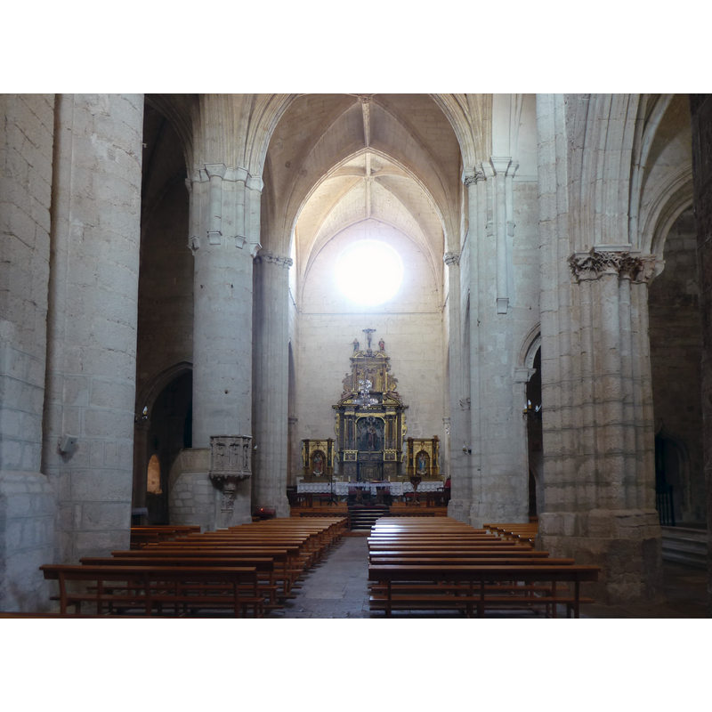 now serving as nave, with a north-south orientation -- Source caption: "Vista del largo crucero construido en dirección Norte – Sur, que al quedar arruinada mayor parte de las naves de la iglesia se ha convertido en el “nuevo templo” al cambiarse la orientación del altar mayor (en el lateral Norte) para aprovechar un mayor espacio."