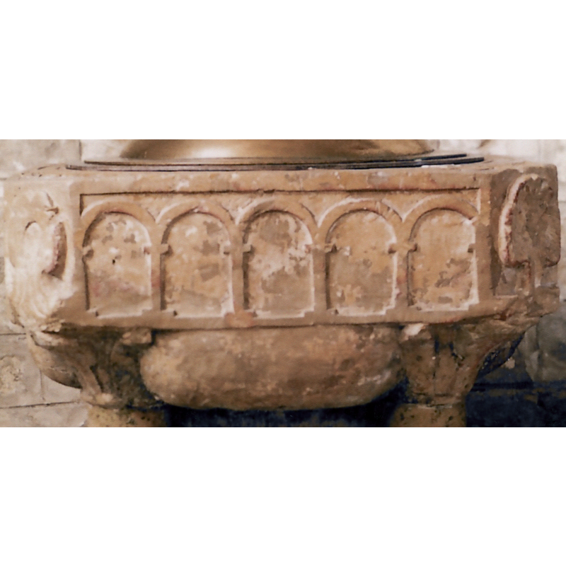 five per side of the basin; the capitals and bases of the colonnettes are very schematic