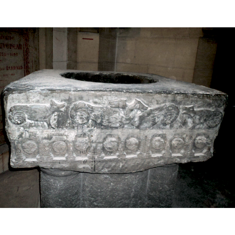 on two of the basin sides there are four pairs of dragons; the pair in the centre face each other and have their necks intertwined