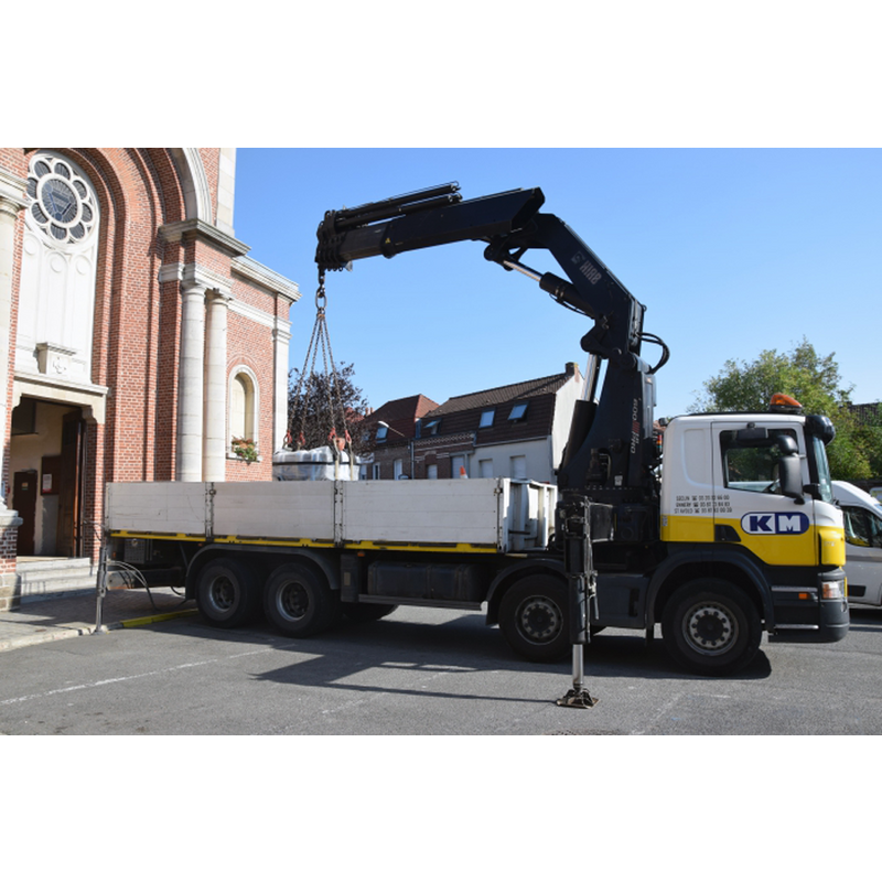 step 2 of the return of the font to Gondecourt St-Martin: the font hooked to the crane and ready for the lift