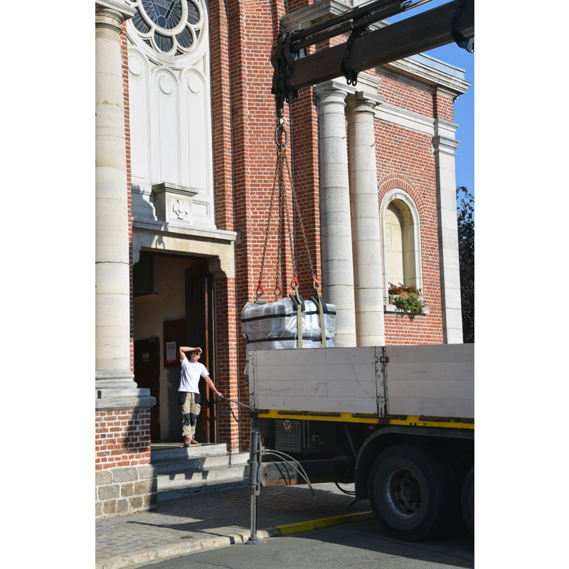 step 3 of the return of the font to Gondecourt St-Martin: the font being lifted oof the truck
