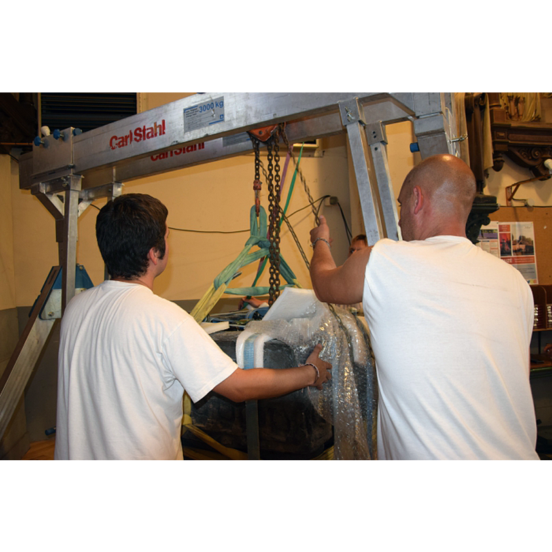 step 5 of the return of the font to Gondecourt St-Martin: lowering the font onto its place inside St-Martin
