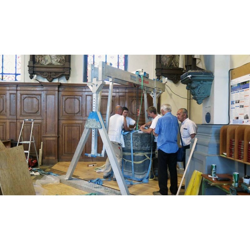 step 6 of the return of the font to Gondecourt St-Martin: with the font already in place, the equipment and wroappings are removed