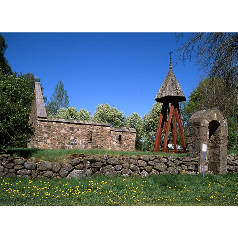 the ruins of the medieval church at Fänneslunda; it had been abandoned in favour of a new church built in 1874 to replace the old churches at Fänneslunda and Grovare