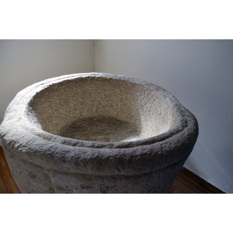 notice how irregular the upper rim moulding is, especially on the right side where the stone mason failed to match the two ends