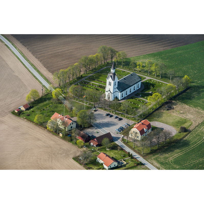 Source caption: "Högby kyrka från luften"