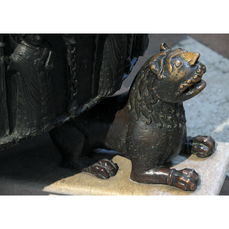 Source caption: "Romanischer Bronzelöwe am Taufbecken des Doms in Salzburg (Österreich), um 1180."