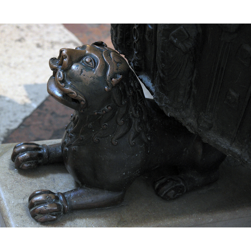 Source caption: "Romanischer Bronzelöwe am Taufbecken des Doms in Salzburg (Österreich), um 1180."