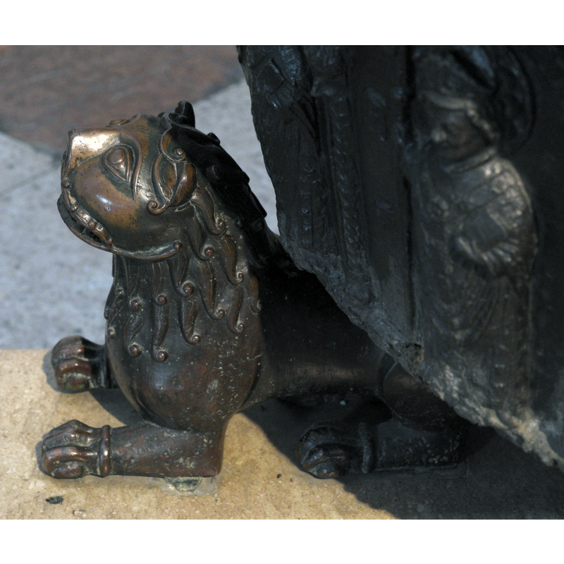 Source caption: "Romanischer Bronzelöwe am Taufbecken des Doms in Salzburg (Österreich), um 1180."