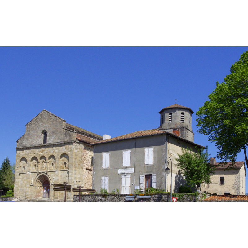 Source caption: "Les Salles-Lavauguyon l'église Saint Eutrope avec en arrière plan le prieuré et sur la gauche le monument aux morts."
