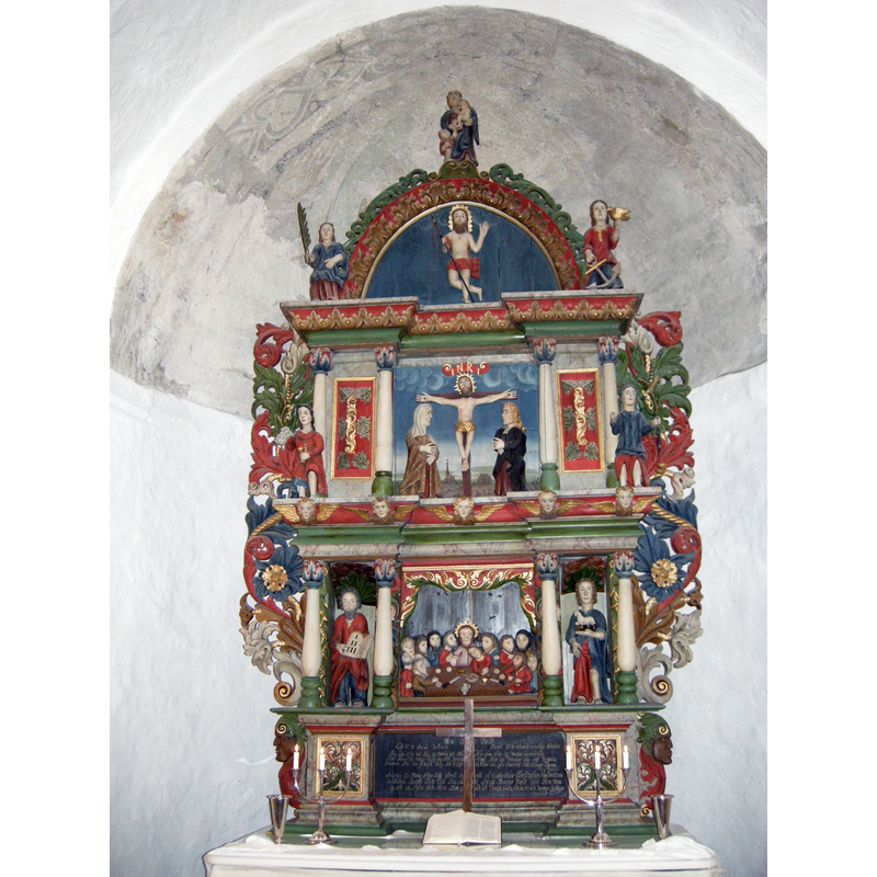 Source caption: "Altertavle Rygge kirke. Følgende inskripsjonen på altersokkelen: "Anno 1740 Er Denne Alter-Tavle Givet og staferit av Contraleur Crestopher Hendrichsen Og Hustrue Bergite Lucie Coch paa Moss til Rygge Kierckes Zirat Gud Give Dem og Alle som Pryder Guds Huus Rum og Sted udi de Øverste Guds Huus Hvor de mange Boliger ere: Joh: 14 C: 2v." Det er antatt at Thomas Olsøn Blixius (Thomas Blix) har skåret tavla".