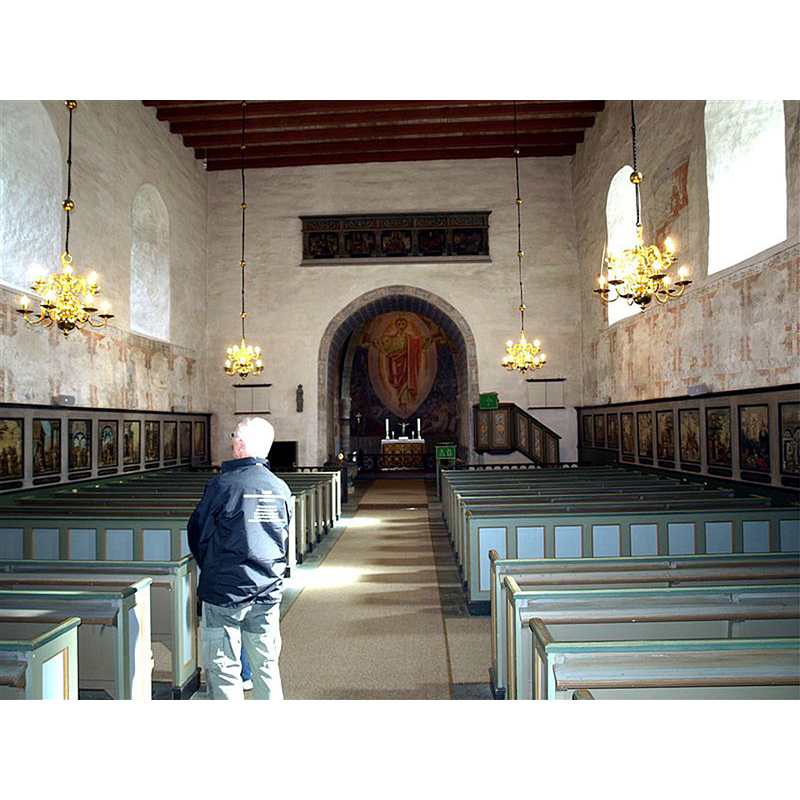 the font is partially visible at the far [east] end of the nave, left [north] side, just west of the chancel arch, opposite the pulpit