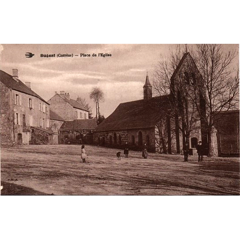 Source caption: "A Bugeat, en Corrèze : vue d'ensemble de la place de l'Eglise, avec l'espace où se tient le marché, et l'église du XVe siècle."