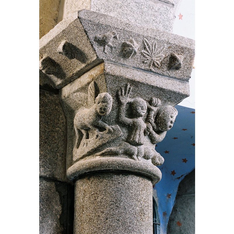 source caption: "L’arcade qui s’ouvre à l’entrée de l’abside romane, est décorée de deux chapiteaux de style archaïque où s’enchevêtrent personnages, animaux et feuillages."