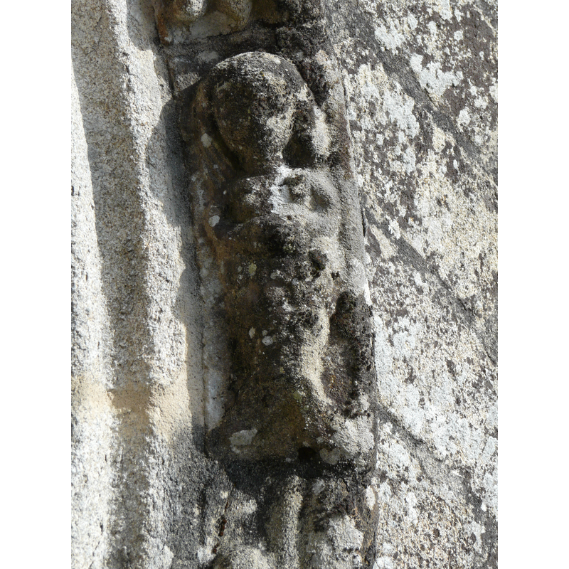 Source caption: "Sculpture en bas-relief : détail de la voussure externe du portail, église Saint-Étienne, Gros-Chastang, Corrèze, France."