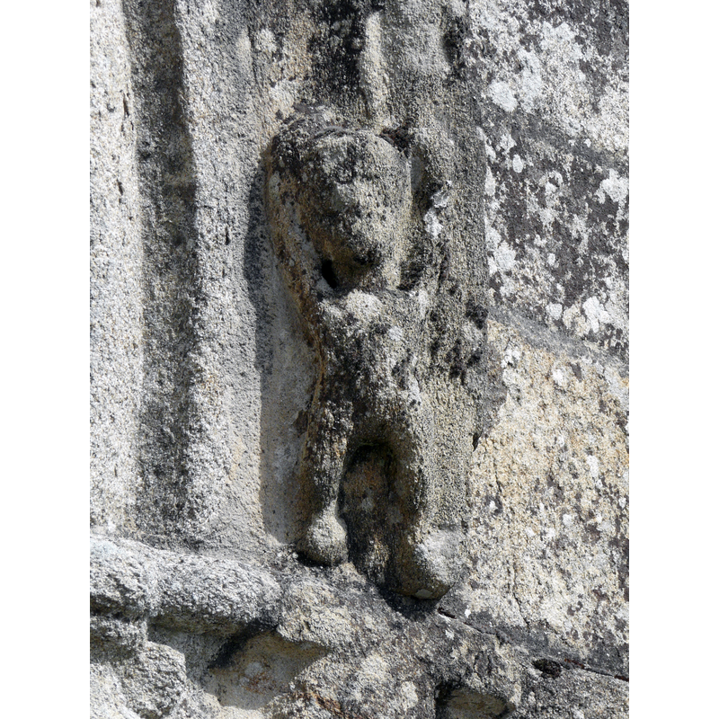 Source caption: "Sculpture en bas-relief : détail de la voussure externe du portail, église Saint-Étienne, Gros-Chastang, Corrèze, France."