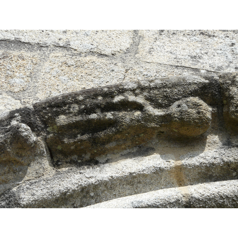 Source caption: "Sculpture en bas-relief : détail de la voussure externe du portail, église Saint-Étienne, Gros-Chastang, Corrèze, France."