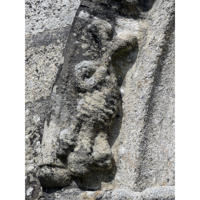 Source caption: "Sculpture en bas-relief : détail de la voussure externe du portail, église Saint-Étienne, Gros-Chastang, Corrèze, France."