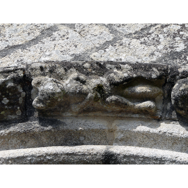 Source caption: "Sculpture en bas-relief : détail de la voussure externe du portail, église Saint-Étienne, Gros-Chastang, Corrèze, France."