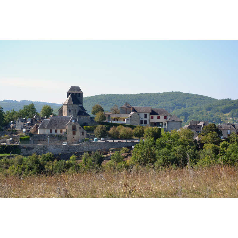 Source caption: "Le village de Chasteaux depuis la côte pelée (Corrèze, France)" -- the church prominent in the landscape