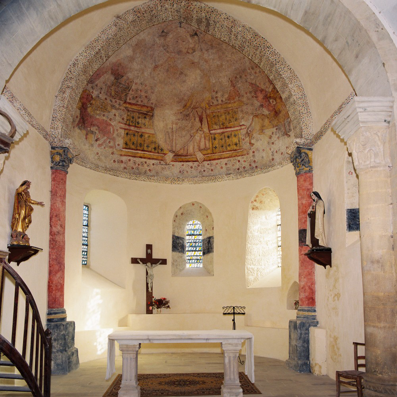 Source caption: "L’abside est décorée de peintures murales (XIIIes.) représentant le Christ entre les symboles des évangélistes."