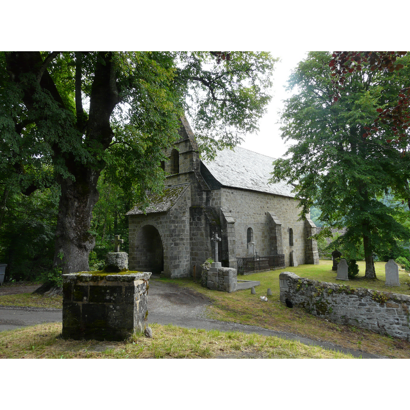 Source caption: "La chapelle des Manants, ancien prieuré de Port-Dieu ; Confolent-Port-Dieu, Corrèze, France."