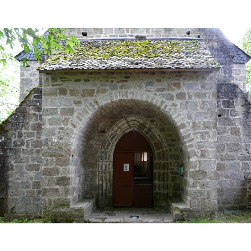 Source caption: "Le porche et le portail de la chapelle des Manants, ancien prieuré de Port-Dieu ; Confolent-Port-Dieu, Corrèze, France."