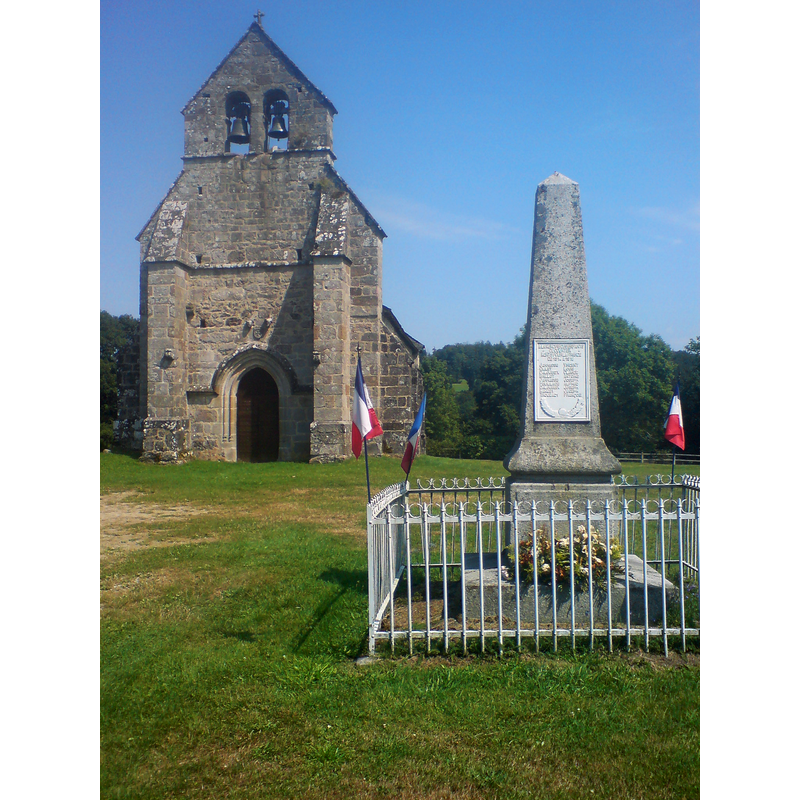 Source caption: "Façade de l’église Saint-Pierre-ès-Liens, de Courteix, France. Initialement, c’est une chapelle templière (Ordre du Temple) du XIIIe siècle, plusieurs fois remaniée par la suite, jusqu’au XXe siècle. Clocher-mur, contreforts de façade."