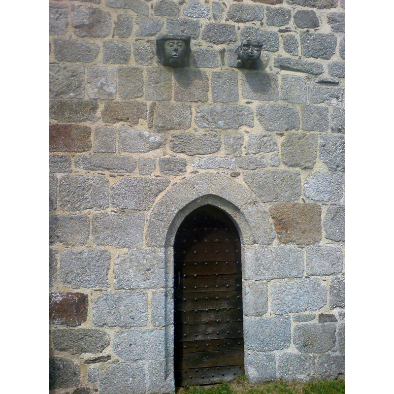 Source caption: "L’église Saint-Pierre de Courteix est à l’origine une chapelle templière (Ordre du Temple) du XIIIe siècle. Le portail sud est la seule entrée dans la construction d’origine. Deux culots sculptés la surmontent."